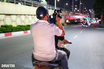 Theo chân CSGT xuyên đêm ghi hình, xử lý tài xế ô tô "hổ vồ" ở Hà Nội