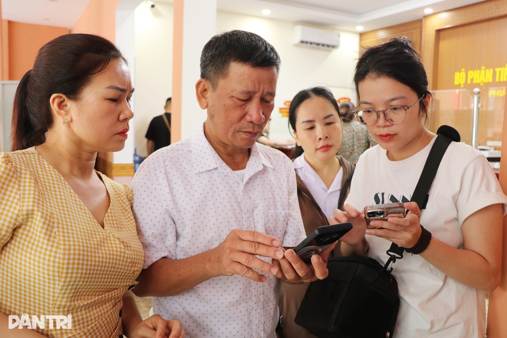 Người dân ngồi nhà bấm điện thoại, thoát cảnh xếp hàng chờ nộp hồ sơ - 1