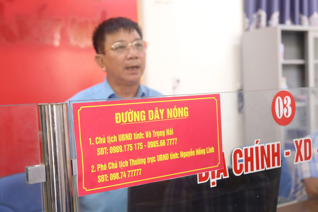 Chủ tịch Hà Tĩnh nhận hơn 1.000 cuộc gọi sau ngày đầu công bố số điện thoại - 2 Chủ tịch Hà Tĩnh nhận hơn 1.000 cuộc gọi sau ngày đầu công bố số điện thoại - 2