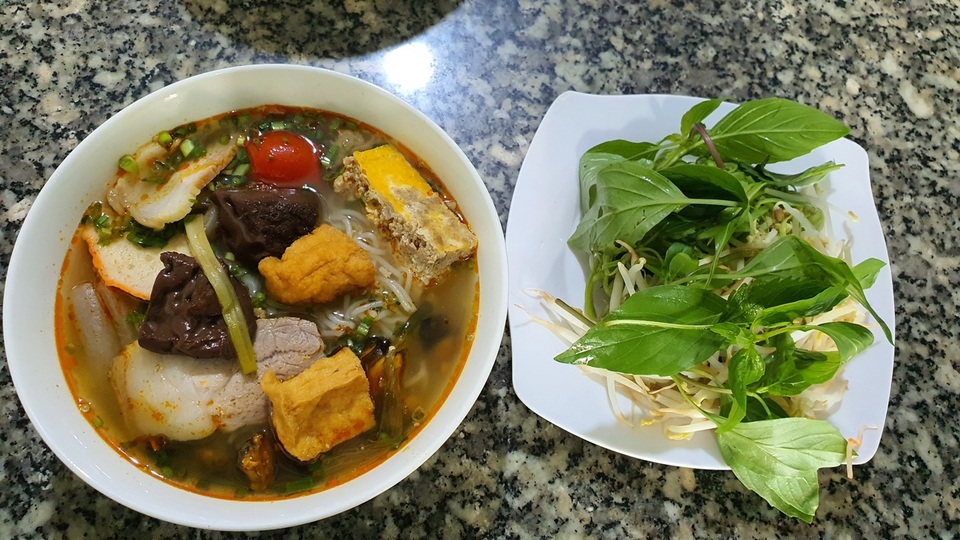 Quán bún riêu miễn phí ở Sài Gòn mời người nghèo đến ăn - 4 Quán bún riêu miễn phí ở Sài Gòn mời người nghèo đến ăn - 4