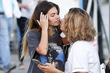 "Cô bé đẹp nhất thế giới" Thylane Blondeau tình tứ hôn bạn trai