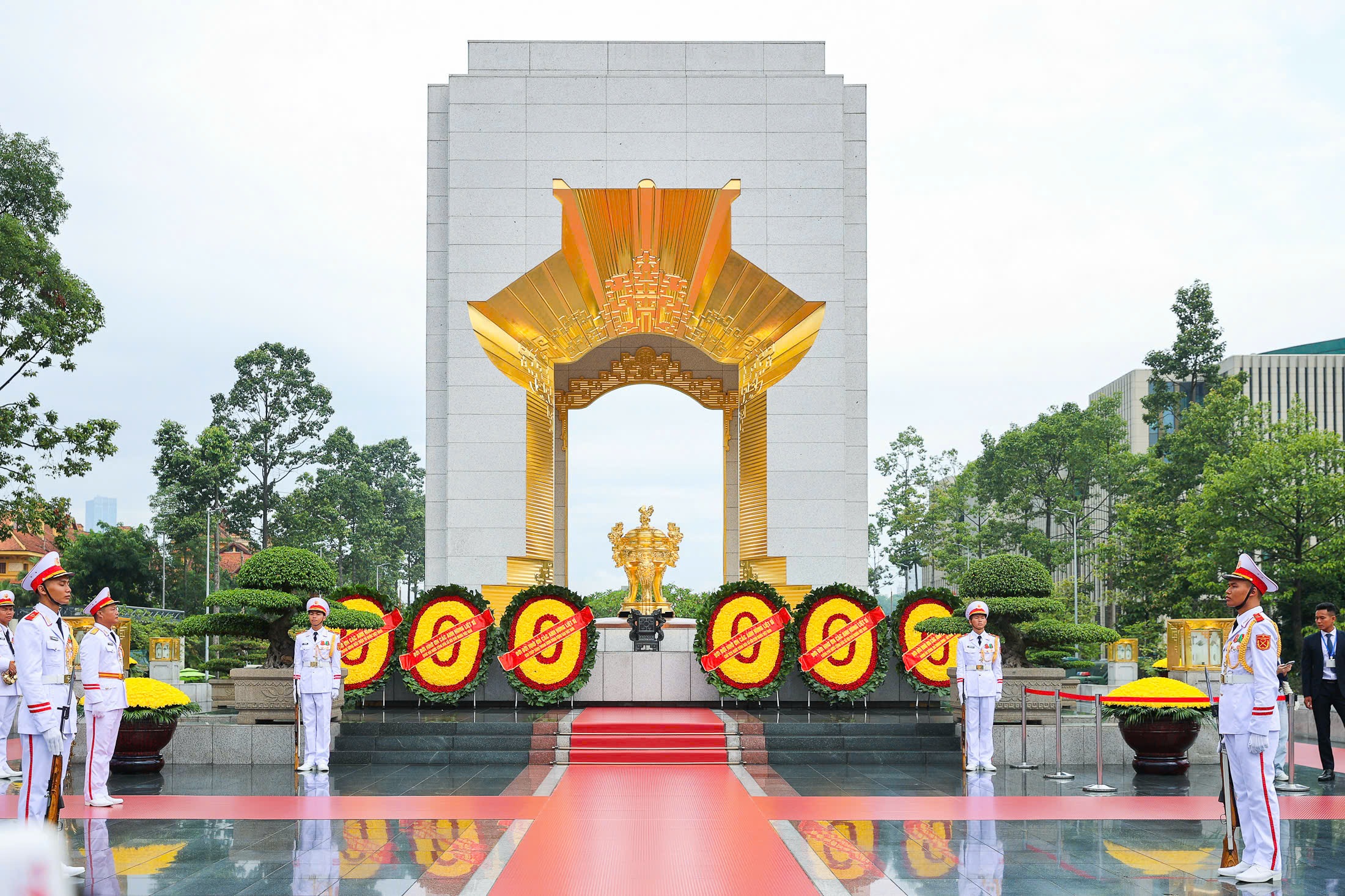 Lãnh đạo Đảng, Nhà nước vào Lăng viếng Bác, dâng hương các Anh hùng liệt sĩ - 10