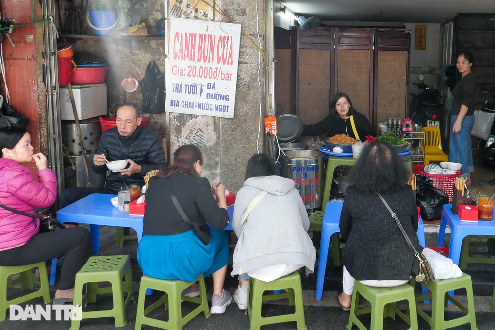Gia đình ba đời bán canh bún cua - món ngon thời bao cấp ở Hà Nội - 5