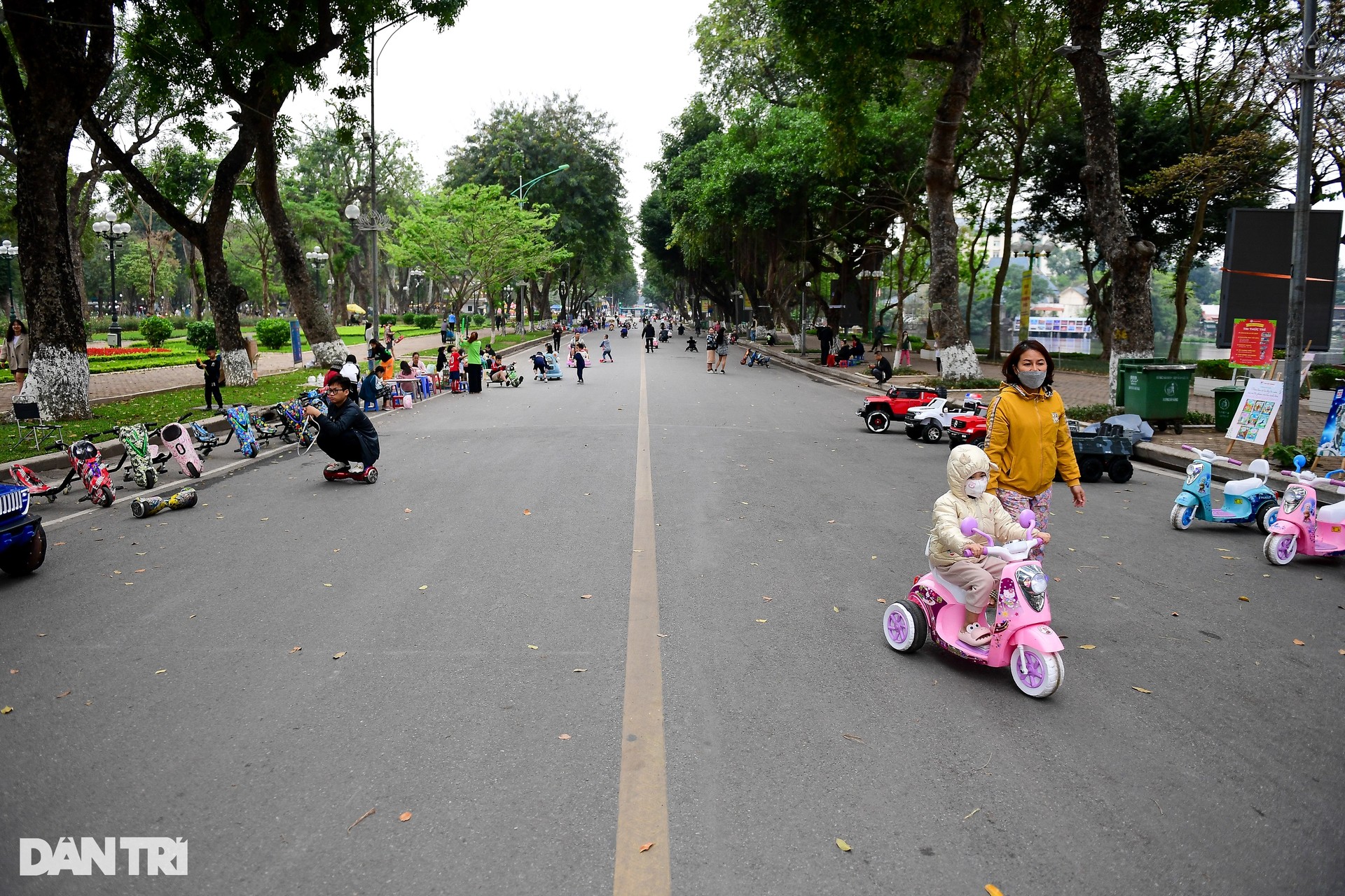 Phố đi bộ Hà Nội: Nơi sầm uất, chỗ đìu hiu, đóng cửa - 10 Phố đi bộ Hà Nội: Nơi sầm uất, chỗ đìu hiu, đóng cửa - 10