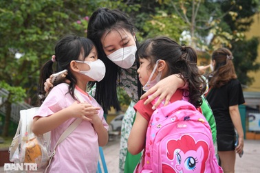 Học sinh mầm non Hà Nội mừng rỡ tới trường sau 1 năm ở nhà phòng dịch