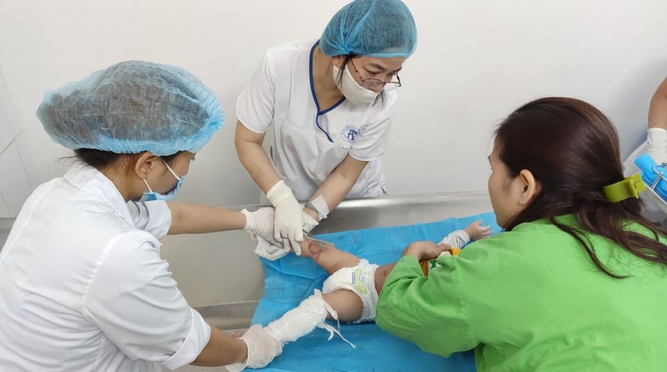 Mẹ dùng kem đánh răng chữa bỏng, bé trai phải nằm viện 4 tuần - 1 Mẹ dùng kem đánh răng chữa bỏng, bé trai phải nằm viện 4 tuần - 1