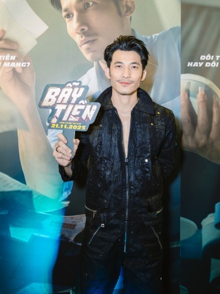 "Tiếp viên gợi cảm" Trâm Anh và Trương Thế Vinh né tránh nhau trên thảm đỏ - 2