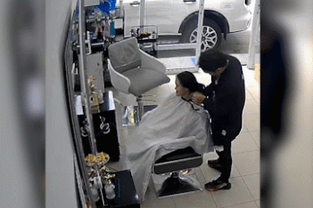 Thợ làm tóc nghẹn ngào trước yêu cầu “cạo sạch” của cô gái 25 tuổi