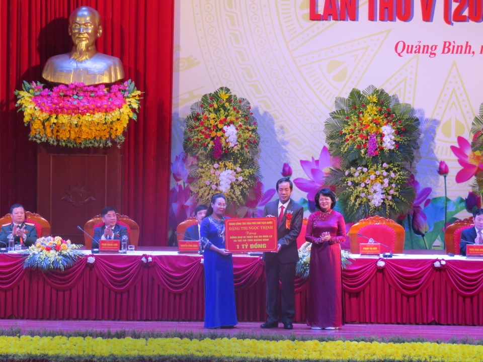 Phó Chủ tịch nước tặng quà gia đình chính sách và người dân vùng lũ - 4 Phó Chủ tịch nước tặng quà gia đình chính sách và người dân vùng lũ - 4