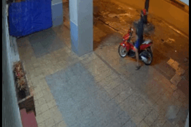 Tạm giữ nam thanh niên tạt sơn, khủng bố con nợ ở TPHCM