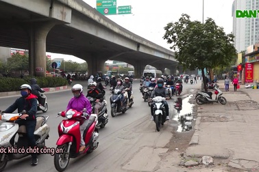 Đoàn xe băng băng đi ngược đường Hà Nội phản ứng bất ngờ khi gặp CSGT