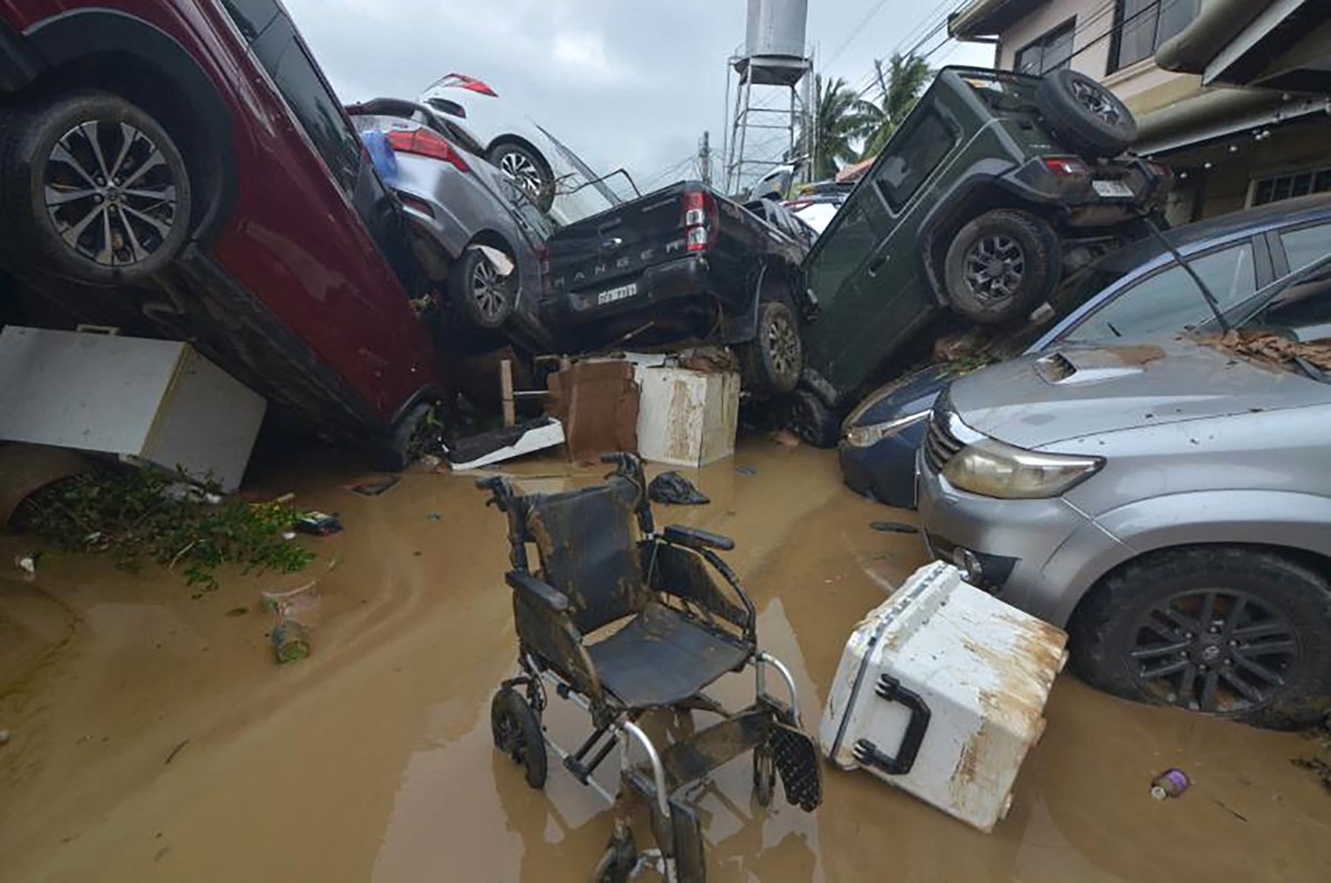 Miền Trung Philippines tan hoang sau bão Kalmaegi - 4 Miền Trung Philippines tan hoang sau bão Kalmaegi - 4