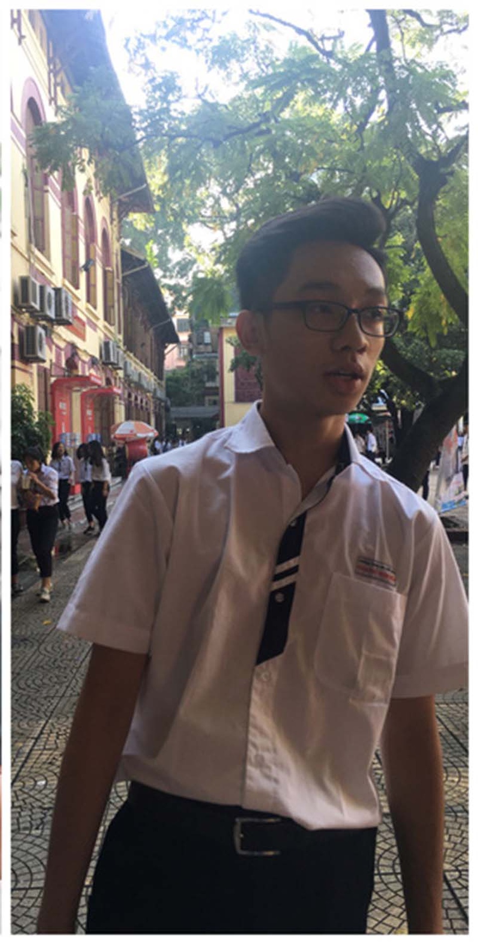 Nam sinh điển trai thu hút sự chú ý trong kỳ thi tốt nghiệp THPT - 2 Nam sinh điển trai thu hút sự chú ý trong kỳ thi tốt nghiệp THPT - 2