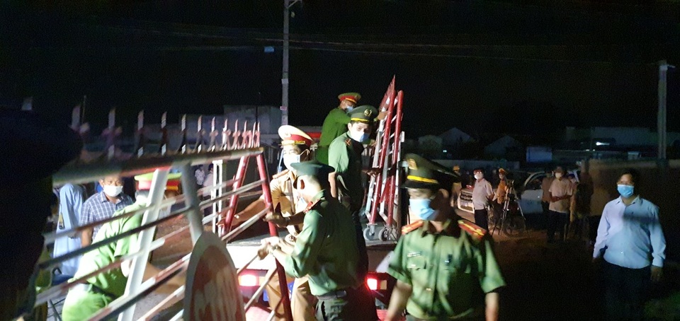 Quá vui mừng vì được gỡ phong tỏa, cả thôn quên giãn cách xã hội - 4