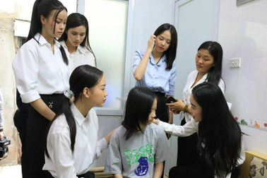 Bảo Ngọc, Đỗ Thị Hà đến thăm, trao tiền cho nạn nhân vụ cháy chung cư mini