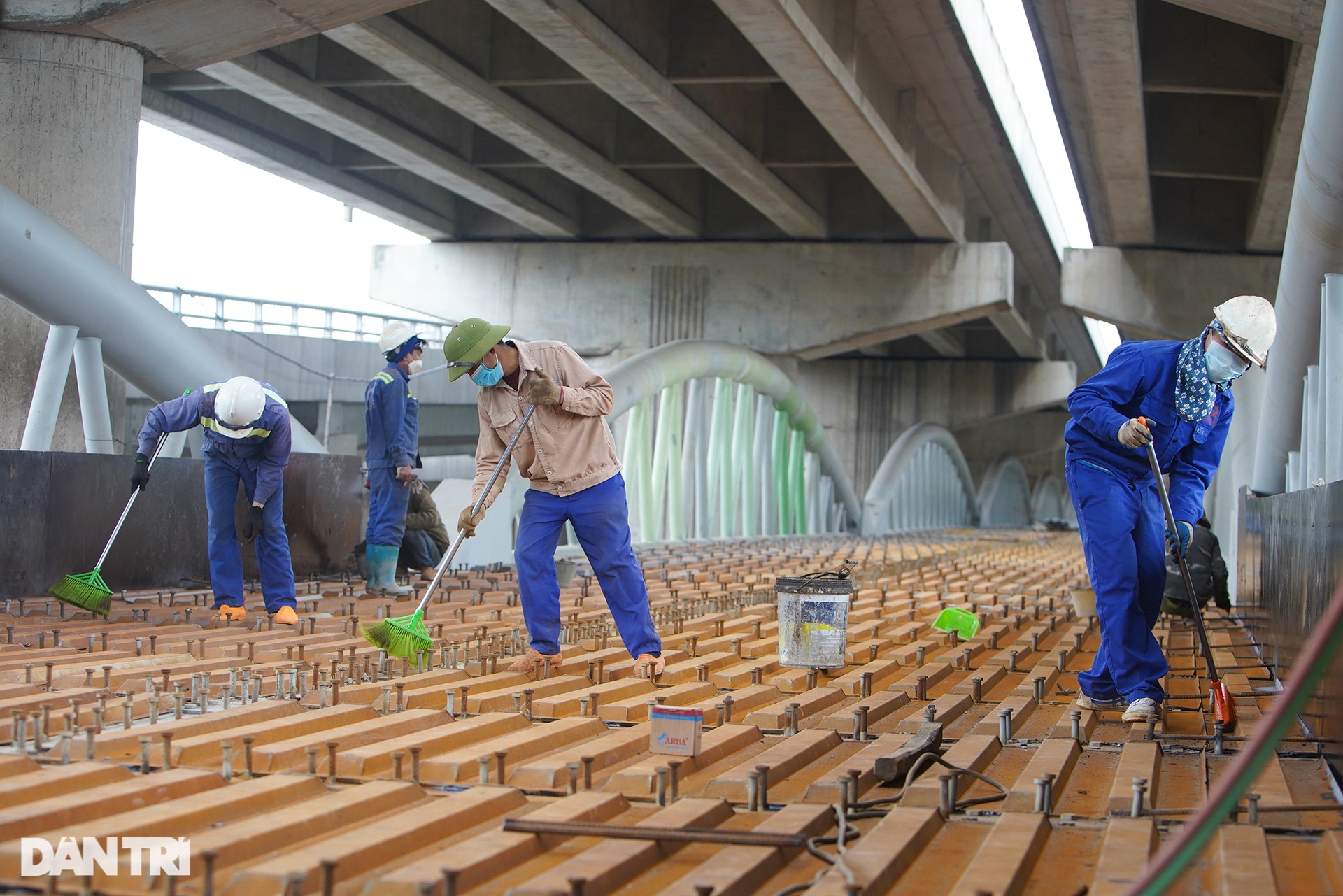 Cận cảnh loạt công trình giao thông xây dựng chậm tiến độ tại Hà Nội - 5 Cận cảnh loạt công trình giao thông xây dựng chậm tiến độ tại Hà Nội - 5