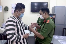 Triệt phá đường dây sản xuất găng tay y tế giả tới... hàng chục tấn