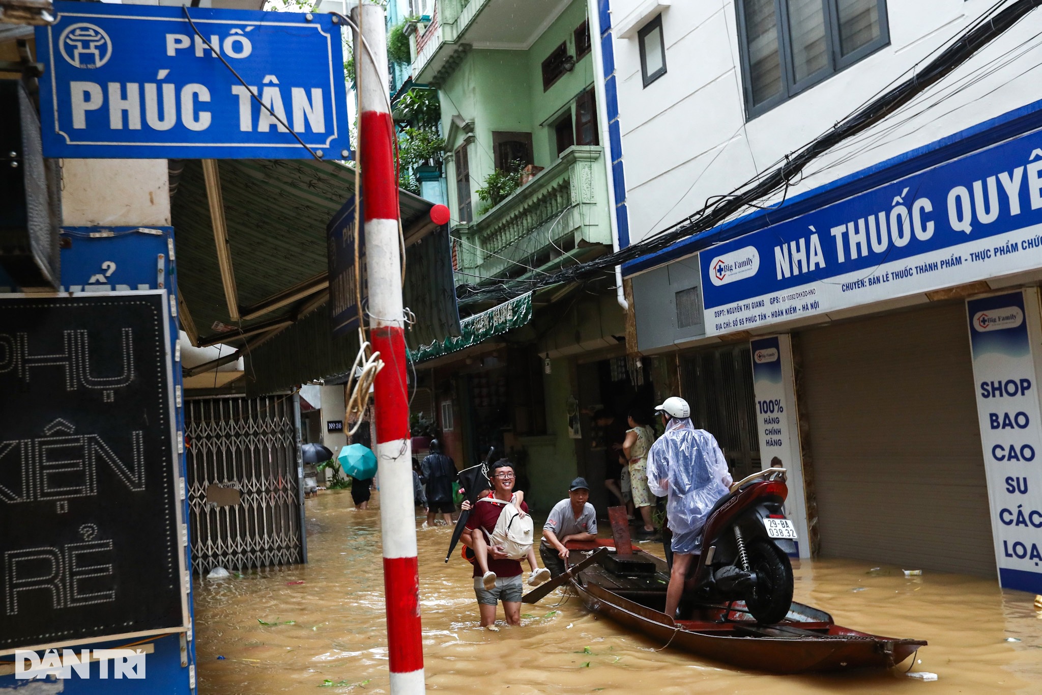 View - Nước sông Hồng vượt báo động 2, người dân ven đê vội vã sơ tán khẩn cấp | Báo Dân trí