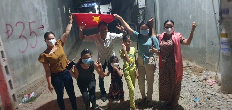 Quá vui mừng vì được gỡ phong tỏa, cả thôn quên giãn cách xã hội - 9