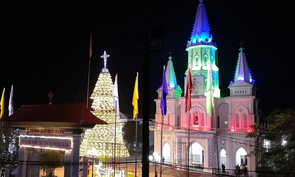 Cây thông Noel cao 18m kết từ 1.000 chiếc nón lá - 11 Cây thông Noel cao 18m kết từ 1.000 chiếc nón lá - 11