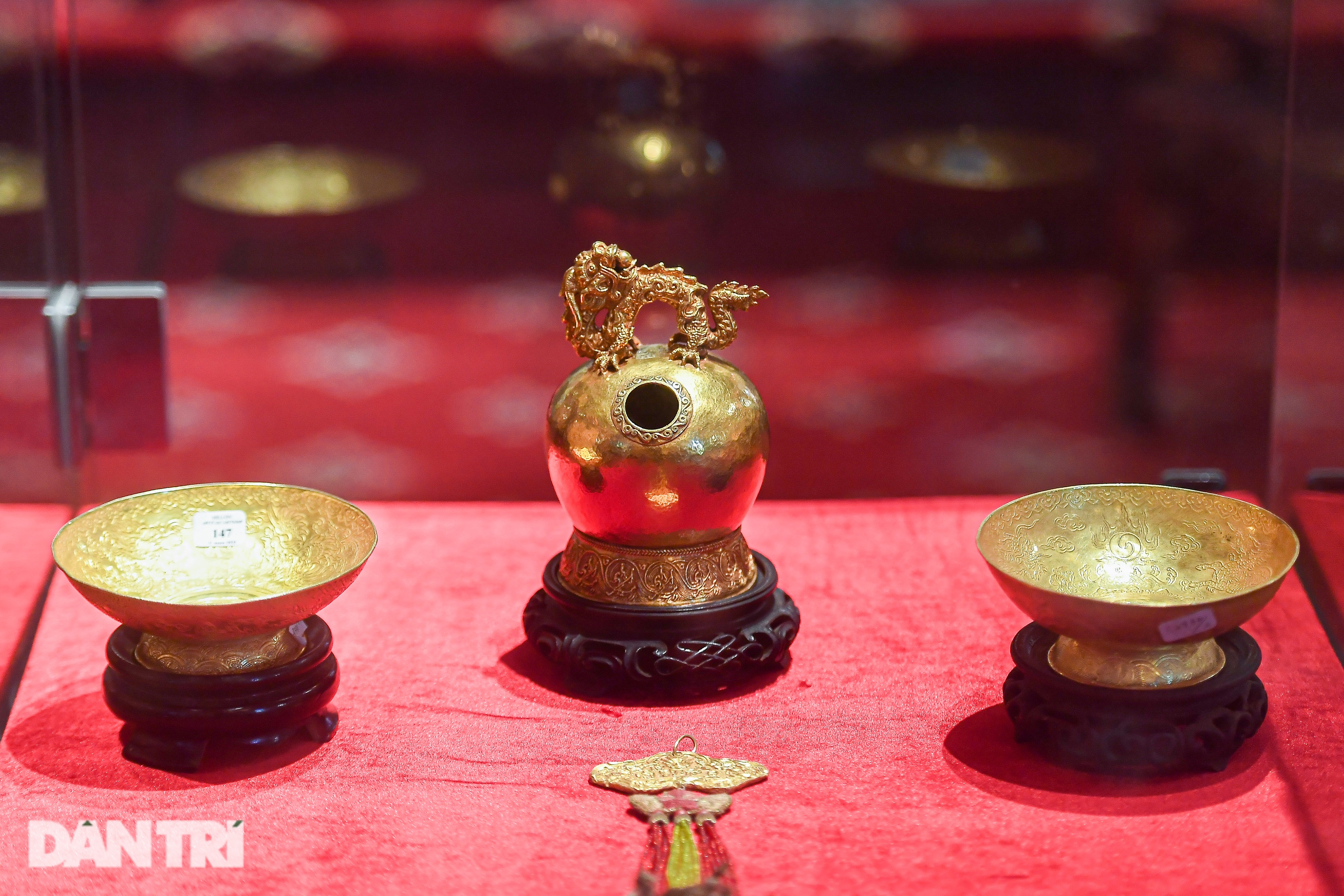 ត្រាមាសរបស់អធិរាជត្រឡប់មកផ្ទះវិញ ដោយមានឆ្មាំ ៤-៥ នាក់ ប្រចាំការទាំងយប់ទាំងថ្ងៃ - ៨ Ấn vàng Hoàng đế chi bảo hồi hương, có 4-5 bảo vệ túc trực ngày đêm - 8