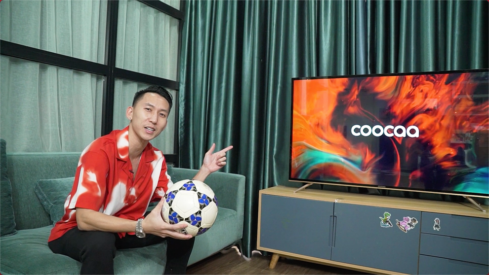Cổ vũ tuyển Việt Nam trước thềm AFF Suzuki Cup 2020 cùng tiền vệ Nghiêm Xuân Tú và coocaa super TV - 1