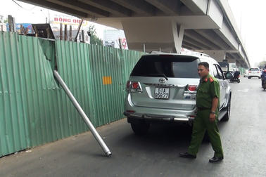 Thanh sắt rơi từ cầu vượt, đâm thủng nóc ô tô