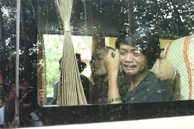 Đỏ hoe mắt tiễn 12 trẻ em, người già rời chùa Bồ Đề