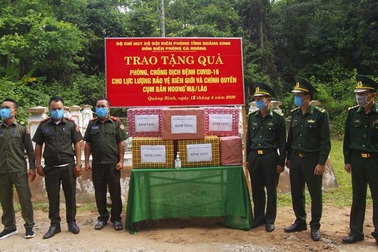 Tặng vật tư y tế, nhu yếu phẩm cho lực lượng chống dịch nước bạn Lào