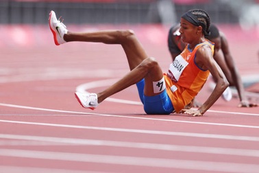 Nữ VĐV điền kinh sau khi "vồ ếch" vẫn đứng dậy bứt tốc thần kỳ về nhất