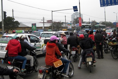 Hàng ngàn người chật vật trở lại thủ đô