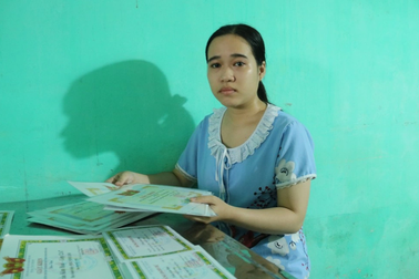 Nữ sinh rơi nước mắt vì lo bỏ dở ước mơ vào đại học