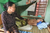 Chăm chồng nằm một chỗ, gồng gánh nuôi 2 con ăn học, người phụ nữ kiệt sức