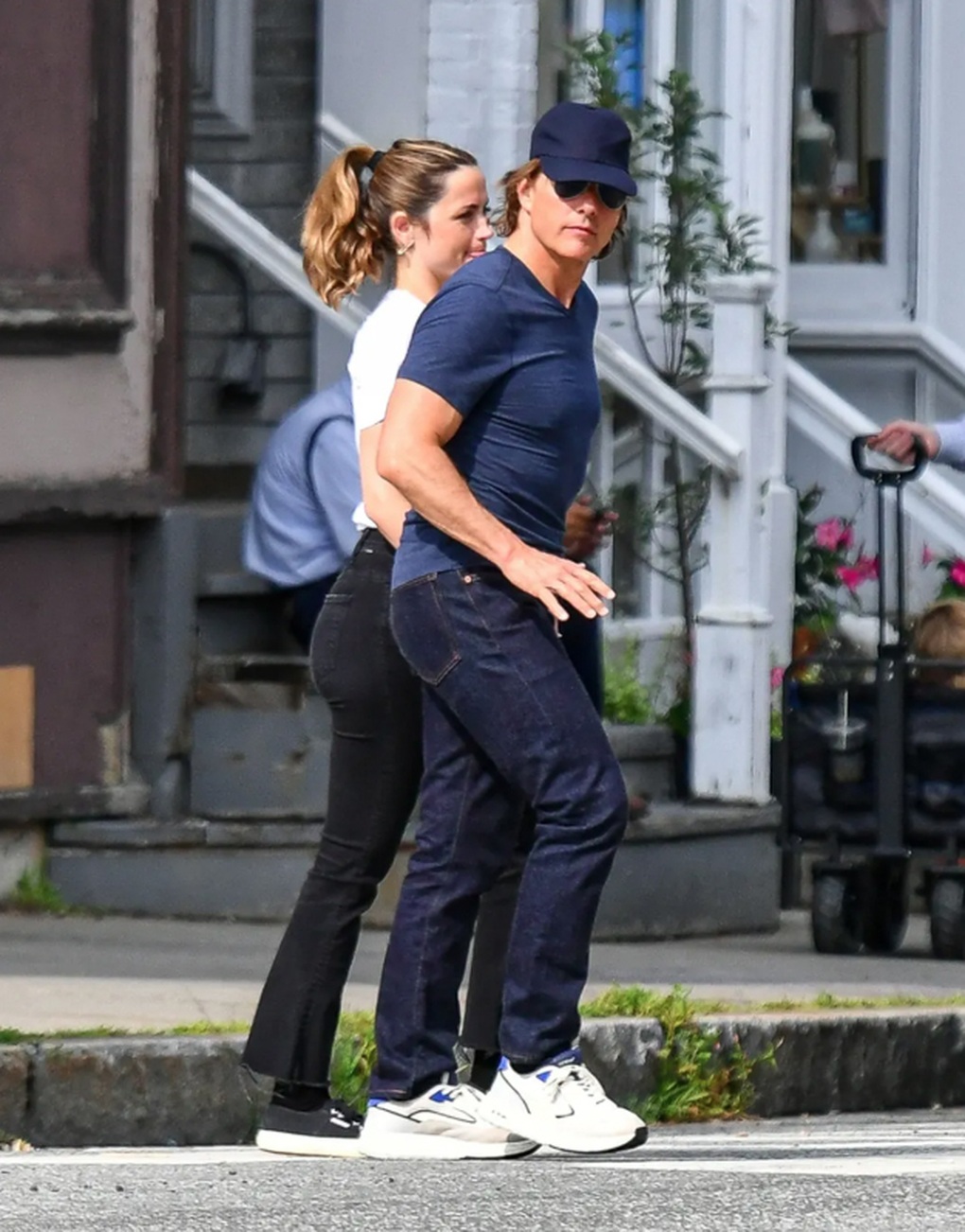 Tom Cruise hạnh phúc nắm tay bạn gái nóng bỏng kém 26 tuổi dạo phố - 2 Tom Cruise hạnh phúc nắm tay bạn gái nóng bỏng kém 26 tuổi dạo phố - 2