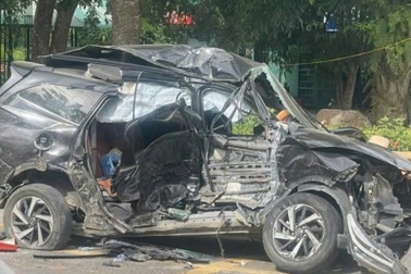 Ô tô gặp nạn trên đường đi dâng hương tại nghĩa trang, 4 người thương vong