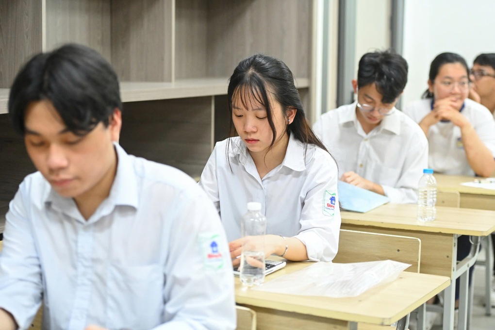 Đề thi tiếng Anh THPT 2025: Lệch chuẩn đầu ra, đánh đổi vì mục tiêu “kép”? - 3 Đề thi tiếng Anh THPT 2025: Lệch chuẩn đầu ra, đánh đổi vì mục tiêu “kép”? - 3