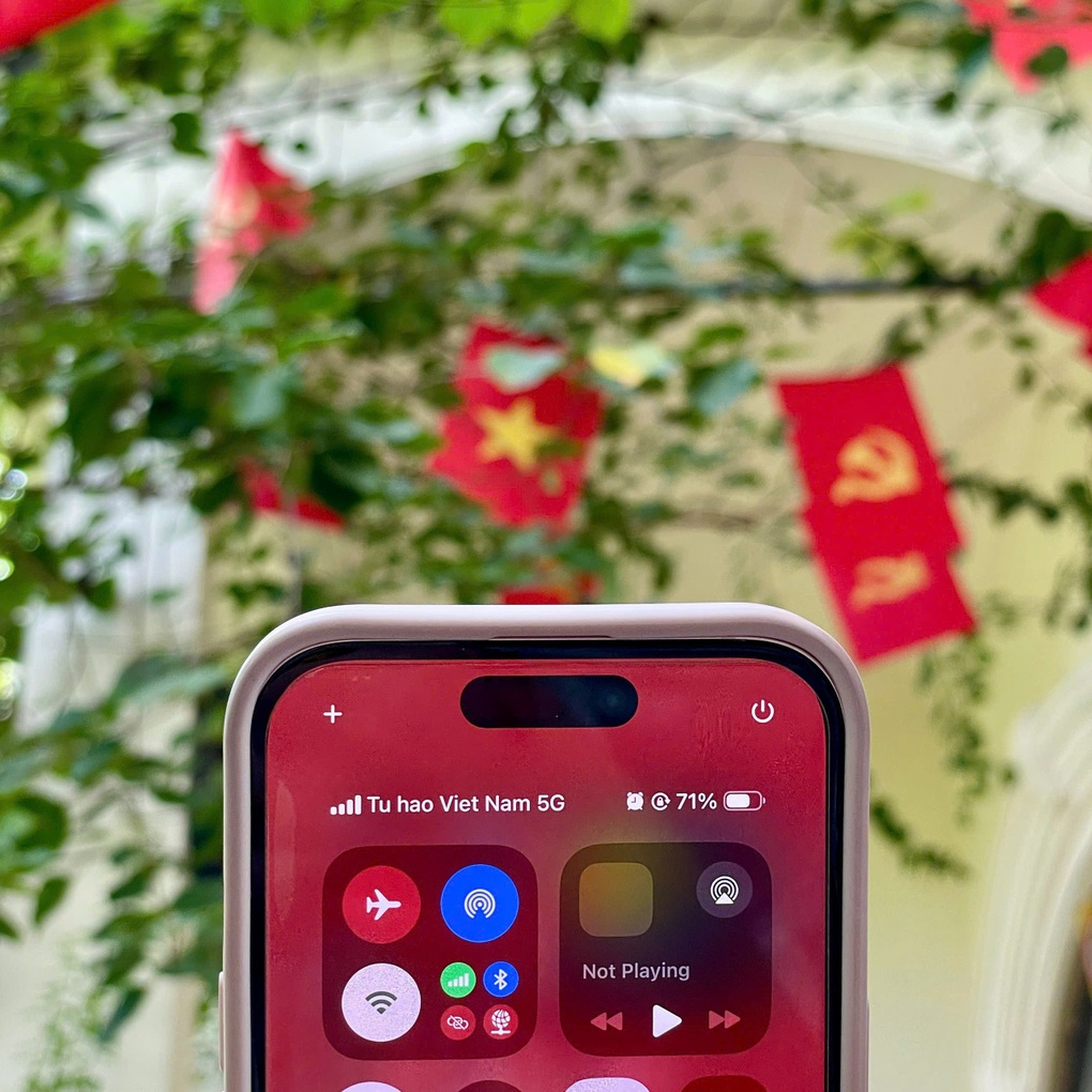 Dân mạng thích thú khi điện thoại hiện thông điệp “Tự hào Việt Nam” thay tên nhà mạng Viettel - 1