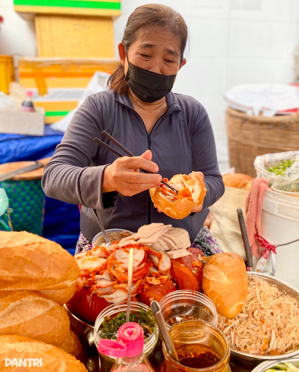 Mâm bánh mì có tên lạ xíu mại cù lao núp góc chợ, bán vèo 200 cái ở TPHCM - 3 Mâm bánh mì có tên lạ xíu mại cù lao núp góc chợ, bán vèo 200 cái ở TPHCM - 3