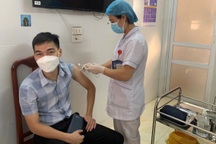 Tiêm vắc xin Sinopharm cho công dân Trung Quốc làm việc tại Ninh Bình