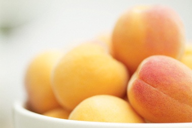 Cải thiện và phòng bệnh mùa hè từ trái mơ