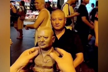 Nghệ sĩ thiên tài nặn tượng người qua đường giống y như đúc chỉ trong vài phút