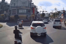 Ô tô đâm ngã xe máy trong một tình huống khó hiểu