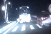 Xe máy đi ngược chiều lao thẳng vào đầu ô tô