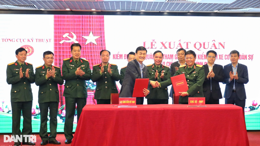 Bộ Quốc phòng bàn giao 40 đăng kiểm viên cho Cục Đăng kiểm Việt Nam - 4 Bộ Quốc phòng bàn giao 40 đăng kiểm viên cho Cục Đăng kiểm Việt Nam - 4