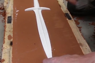 Cận cảnh quy trình chế tạo gươm báu từ nhôm nguyên khối cực kỳ thú vị!