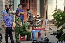 Thanh niên tử vong với nhiều vết thương trước phòng trọ ở Bình Dương