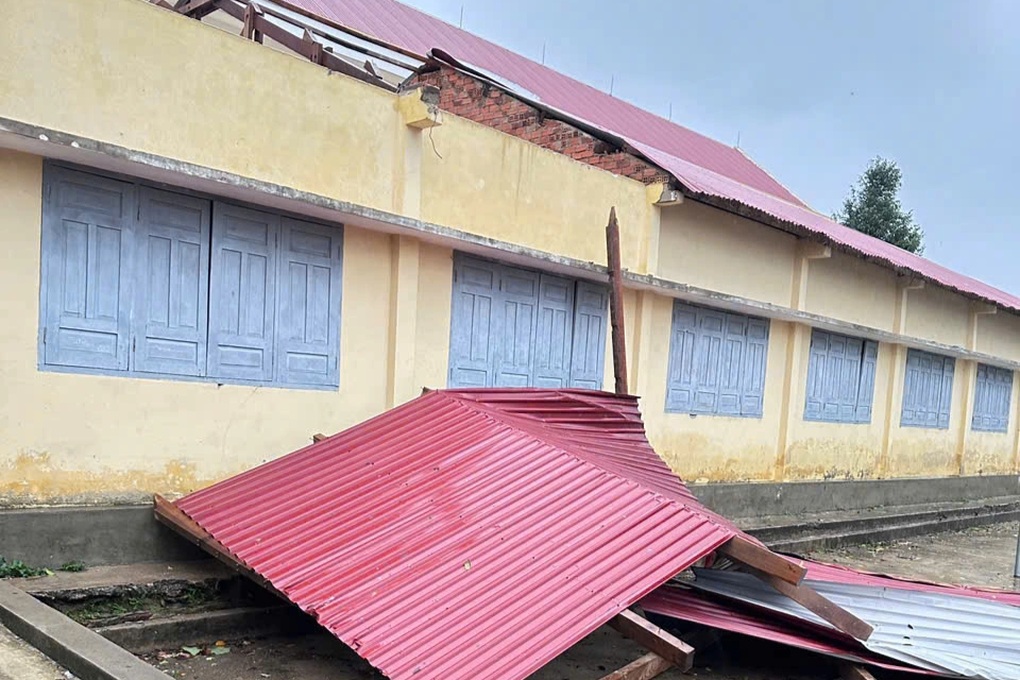 কালমায়েগি ঝড়ের পর ৫টি স্কুল বিধ্বস্ত একটি কমিউন - ৩ Một xã có 5 trường học tan hoang sau bão Kalmaegi - 3