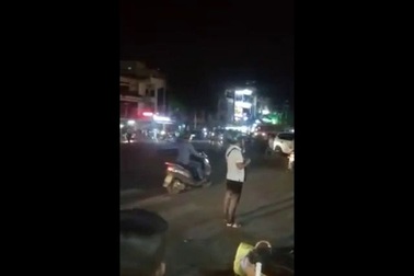 Xe ôm Grab hỗn chiến với xe ôm truyền thống trước Bến xe miền Tây