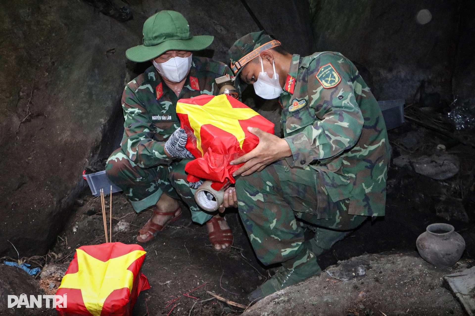 Băng rừng, phá đá đưa 5 hài cốt liệt sĩ trở về từ hang sâu trên núi - 4 Băng rừng, phá đá đưa 5 hài cốt liệt sĩ trở về từ hang sâu trên núi - 4