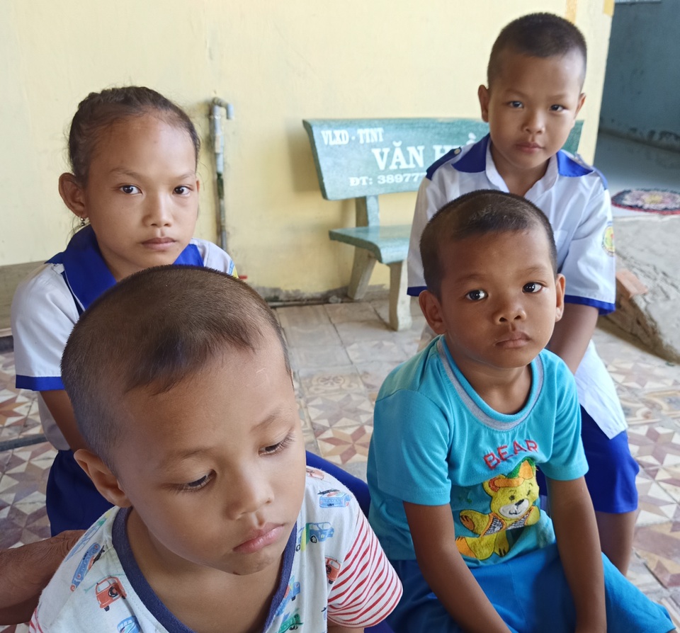 Bạn đọc Dân trí tiếp tục giúp đỡ 4 bé mồ côi - 3 Bạn đọc Dân trí tiếp tục giúp đỡ 4 bé mồ côi - 3